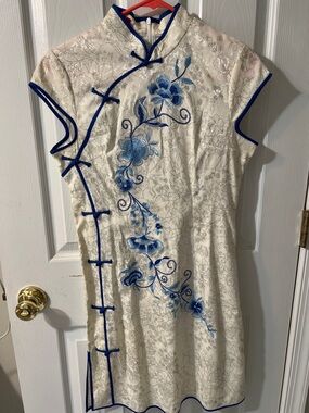 Ivory Cheongsam with Blue Floral Embroidery Chinese dress